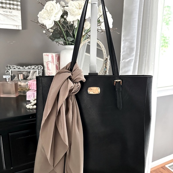 Michael Kors Black Saffiano Leather Shoulder Tote | Gold Hardware - Picture 4 of 16